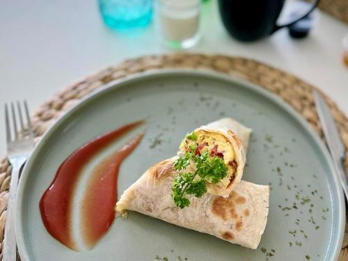 Un plato con un sándwich y una rodaja de manzana en Hillstone Luxury Village, en Uluwatu