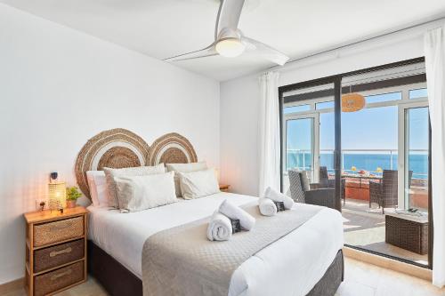 ein Schlafzimmer mit einem Bett und Meerblick in der Unterkunft Sunrise & Sunset Unique Experience Sea Views Parking Pool Mijas Costa & Fuengirola in Mijas Costa