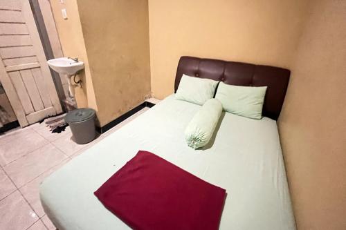 Postel nebo postele na pokoji v ubytování Hotel O Wisma Alam Syariah Near PLN GARDU INDUK MAMUJU