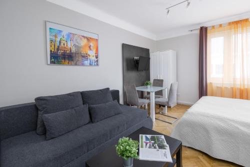 sala de estar con sofá y cama en Apartment Kröllgasse I contactless check-in, en Viena