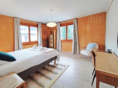 une chambre avec un lit, un bureau et une chaise dans l'établissement Edelweiss 2 Apartment, à Chamonix-Mont-Blanc