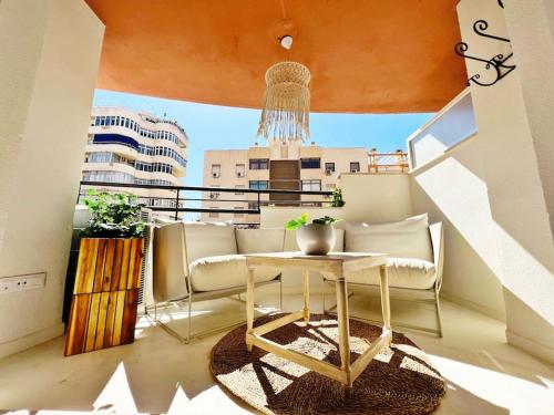 Balkón nebo terasa v ubytování LUXURIOUS BEACH APARTMENT WITH POOL