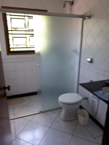 a bathroom with a toilet and a window at Terapias integrativas do Sandrin in Jundiaí