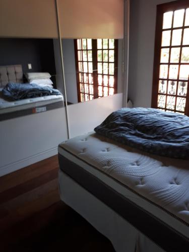 a bedroom with a bed and a mirror in it at Terapias integrativas do Sandrin in Jundiaí
