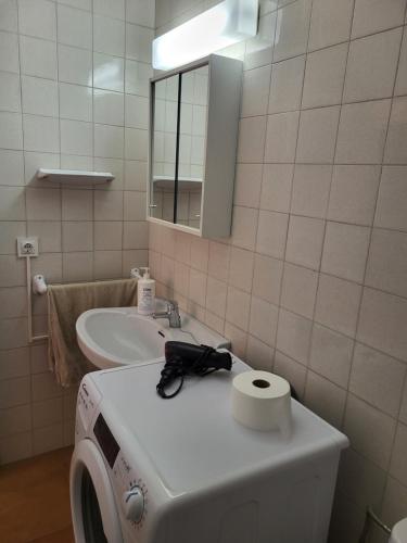 a bathroom with a washing machine and a sink at Apartamento Victoria, 300 m de la playa, 100 m centro in L'Estartit