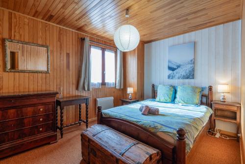 Ένα ή περισσότερα κρεβάτια σε δωμάτιο στο Serre Chevalier Chantemerle grand appartement 150 m2 dans chalet familial