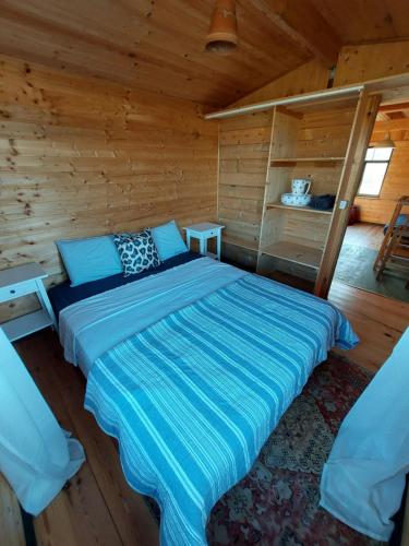 a bedroom with a bed in a log cabin at SOHL FARM Apartments in Neutrebbin