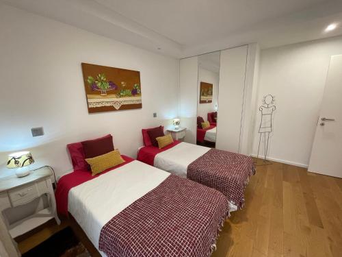- une chambre avec 2 lits et un dessin mural dans l'établissement Carreira Residence, à Funchal
