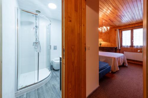 Ένα μπάνιο στο Serre Chevalier Chantemerle grand appartement 150 m2 dans chalet familial