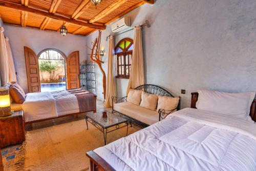 1 dormitorio con 1 cama y 1 sofá en Riad Dar Etto en Essaouira