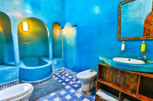 bagno blu con servizi igienici e lavandino di Riad Dar Etto a Essaouira