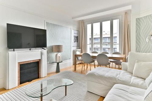 Una televisión o centro de entretenimiento en Appartement proche 17ème arrondissement - Neuilly