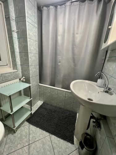 a bathroom with a sink and a shower at Naposdomb Vendégház in Miskolc