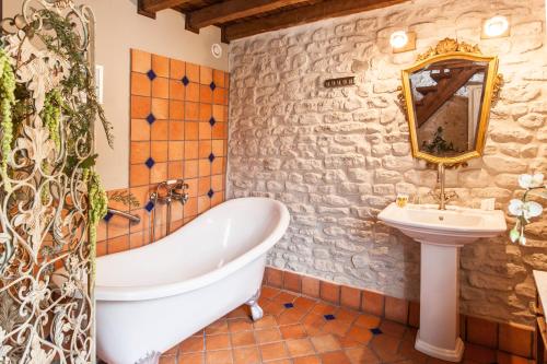 La salle de bains est pourvue d'une baignoire et d'un lavabo. dans l'établissement Thermae Boetfort Hotel, à Steenokkerzeel