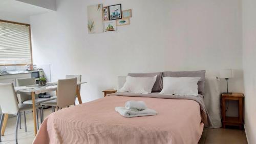 1 dormitorio con 1 cama con sombrero en Castor Fueguino: departamento cálido, céntrico y equipado - Wi Fi en Ushuaia
