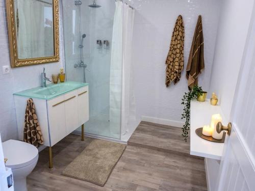 y baño con ducha, lavabo y aseo. en House beach in Lizandro by Ericeira Property en Carvoeira
