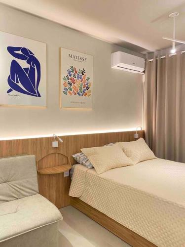Kitnet alto padrão sem taxa de limpeza في كاشويرا دو سول: غرفة نوم صغيرة بها سرير وكرسي