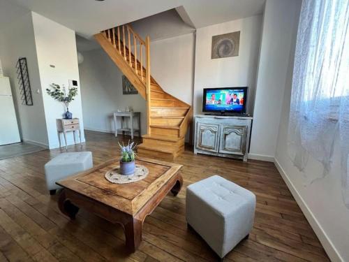 Photo de la galerie de l'établissement Casa Pompidou 1 - Joli & Chaleureux T2 - Proche Brive Centre Ville, à Brive-la-Gaillarde