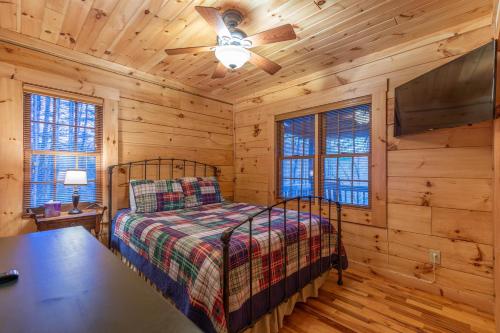 Ένα ή περισσότερα κρεβάτια σε δωμάτιο στο Cozy Cabin