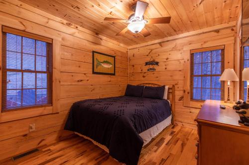 Ένα ή περισσότερα κρεβάτια σε δωμάτιο στο Cozy Cabin