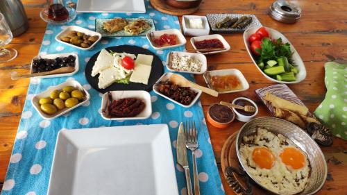 un tavolo con piatti di cibo su una tovaglia blu di Central, Cozy, 15 Min Walk To The Beach, Fast Wi-Fi, Free Parking, 4ppl a Bodrum City