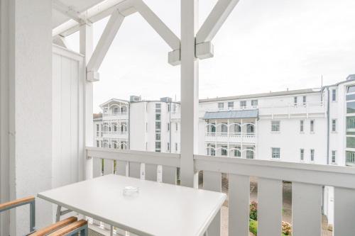 een wit balkon met een witte tafel en een wit gebouw bij Fewo 350, Seepark Sellin in Ostseebad Sellin