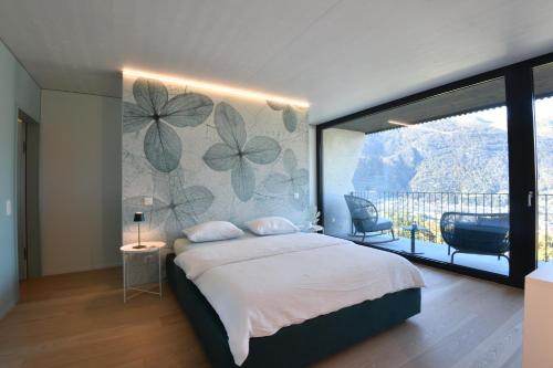 um quarto com uma cama e uma grande janela em The Window em Bellinzona