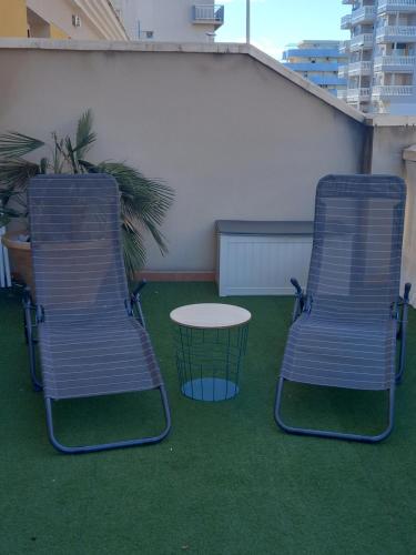 two chairs and a table on a balcony at Apartamento Analema con piscina wifi y aire acondicionado in Moncófar