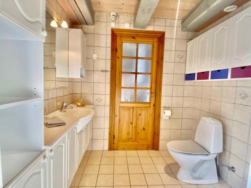 ein Bad mit einem WC und einem Waschbecken in der Unterkunft Fantastic Spa-house Surrounded By Nature in Udsholt Sand