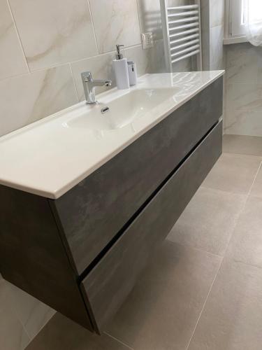 a bathroom with a white sink and a counter at COZY LAKE COMO APARTMENTS in Valmadrera