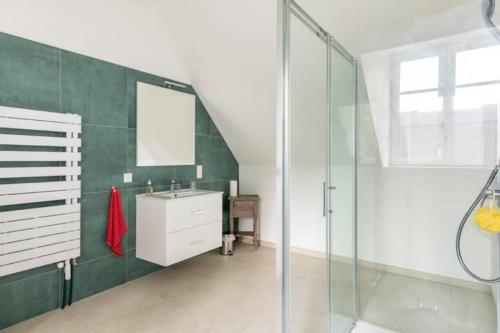 une salle de bain avec une douche en verre et un lavabo dans l'établissement Domaine de la Garnauderie Gite des Chênes, à Sainte-Maure-de-Touraine