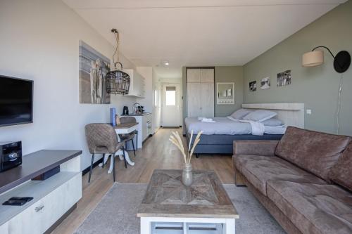 Ένα ή περισσότερα κρεβάτια σε δωμάτιο στο Strandplevier Suites