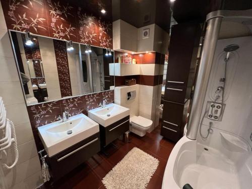 a bathroom with two sinks and a toilet at Apartament z widokiem na Czantorię w Zeta Park in Ustroń