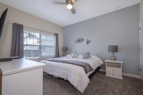 una camera bianca con un letto e una finestra di 4834BV TOWNHOUSE 4 BEDROOMS & 3 BATHROOMS + POOL a Kissimmee