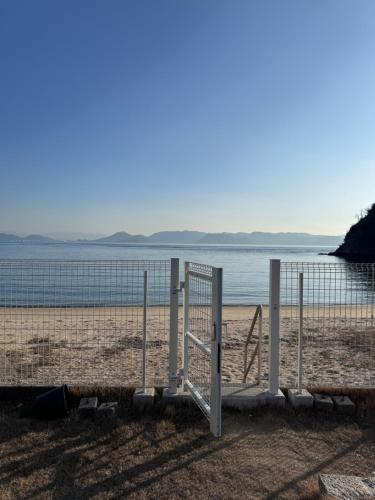 直島町にあるVacation House YOKOMBOの水辺の門