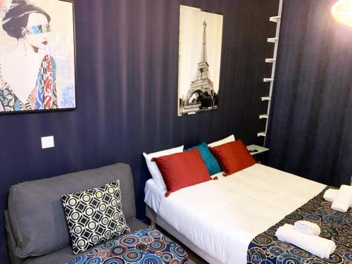 1 dormitorio con 1 cama con silla y escalera en Urban Flat 169 - Pretty Flat Bercy Coriolis en París