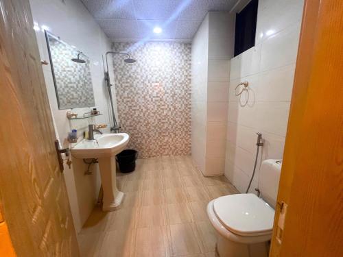 y baño con aseo y lavamanos. en Luxuriant 3 Bed Apartment Defence Residency DHA Phase 2 Islamabad The Realtors Inn en Islamabad
