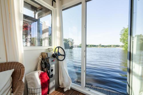 a window on a boat looking out at the water at Hausboot WILMA in Hamburg