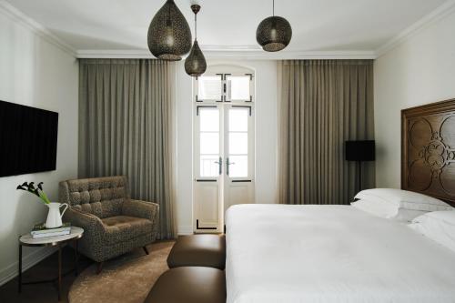 Una cama o camas en una habitación de The Drisco Hotel Tel Aviv - Relais & Châteaux