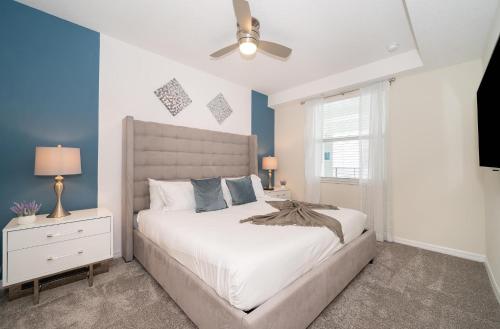 een slaapkamer met een bed en een plafondventilator bij 3120-206DR STOREY LAKE, CONDO 2/2 GARDEN VIEW in Kissimmee