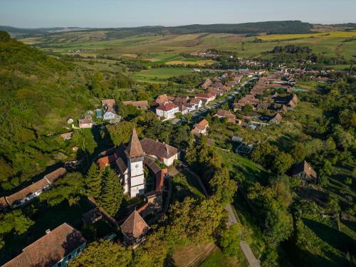 an aerial view of a large house in a village at Mesendorf Gasthaus in Meşendorf