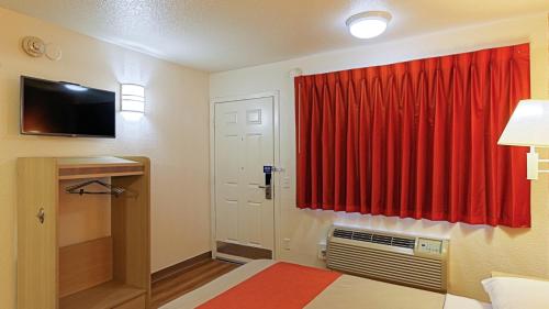 Μια τηλεόραση ή/και κέντρο ψυχαγωγίας στο Motel 6-Chico, CA