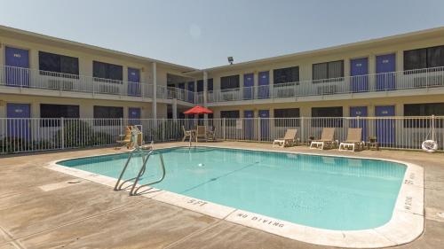 Πισίνα στο ή κοντά στο Motel 6-Chico, CA