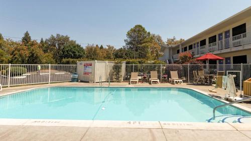 Πισίνα στο ή κοντά στο Motel 6-Chico, CA
