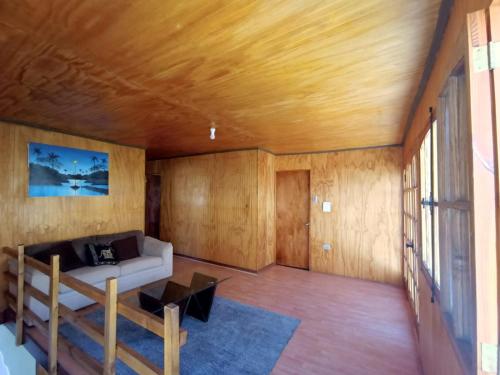 ein Wohnzimmer mit einem Sofa und einem Tisch in der Unterkunft Hermosa casa familiar para 8 personas con tinaja-Cochiguaz Valle de Elqui in Paihuano