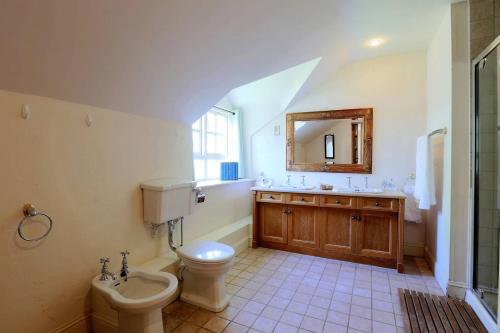 Rare Opportunity to stay on Unique Private Estate في مالاهايد: حمام مع مرحاض ومغسلة ومرآة