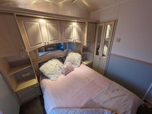 1 dormitorio pequeño con 1 cama con sábanas blancas en Blues Hideaway Todber Valley, en Gisburn