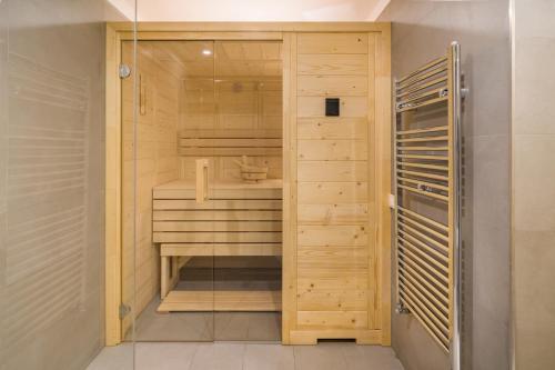 a wooden sauna with a sink and a shower at Mesendorf Gasthaus in Meşendorf