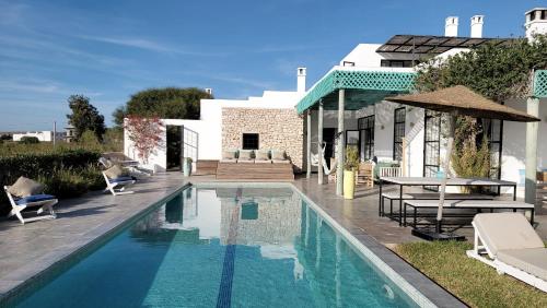 - une piscine en face d'une maison dans l'établissement Villa Dar Céleste, à Essaouira