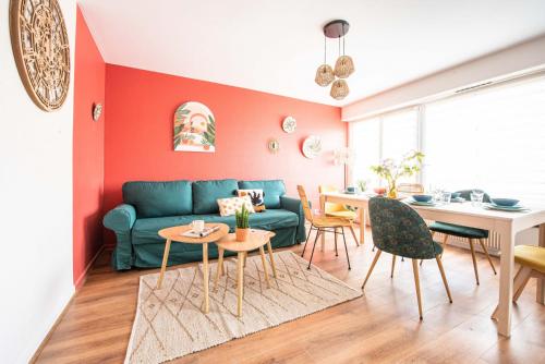 un salon avec un canapé vert et une table dans l'établissement Centre - Le Phoenix - Cathédrale, à Strasbourg